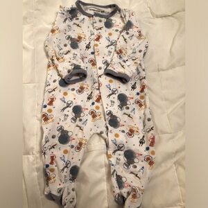 Magnetic Me footed sleeper. Newborn (5-8 pounds)